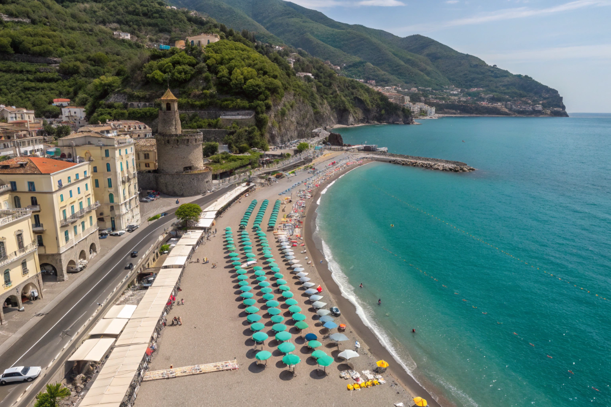 Spiaggia di Maiori vista dall'alto con ombrelloni colorati